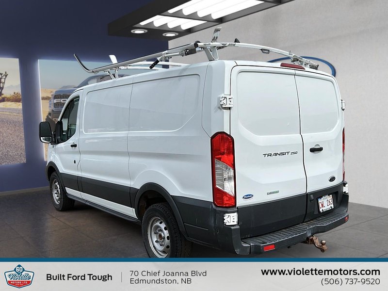 Ford Transit Cargo Van BASE 2017