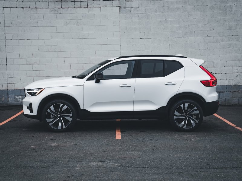 2023 Volvo XC40 B5 AWD Ultimate - Dark