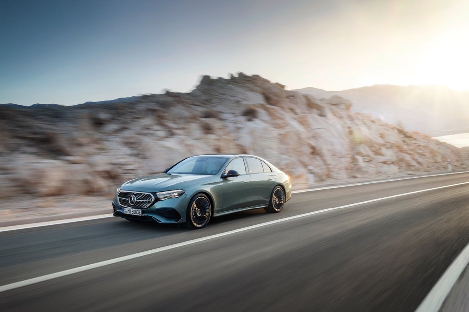La Mercedes-Benz E-Class 2026 rehausse la berline de représentation avec MBUX avancé, efficacité hybride et sécurité renforcée