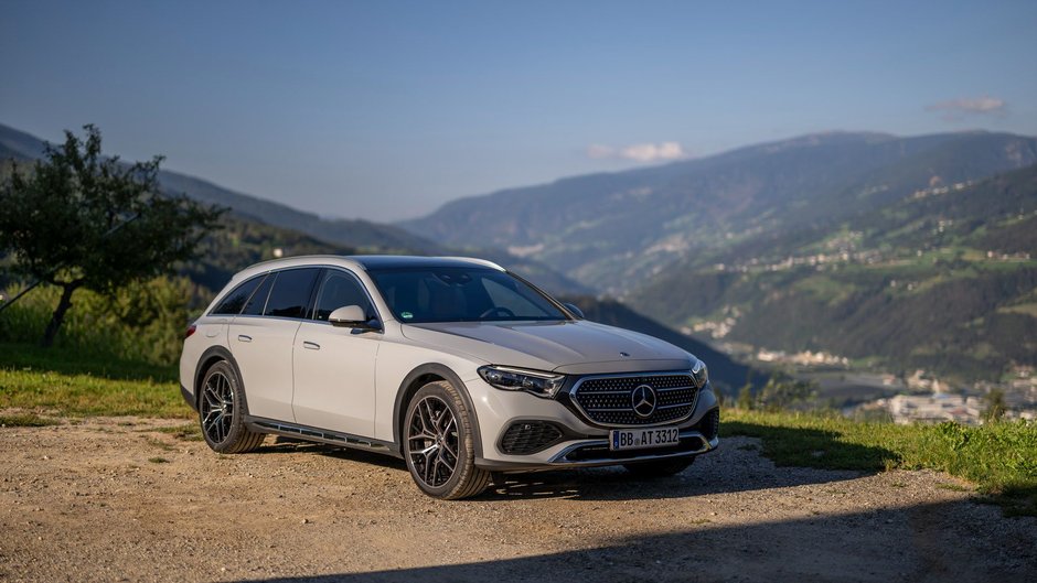 La familiale E 450 4MATIC All-Terrain : Conçue pour les conditions routières mixtes du Québec