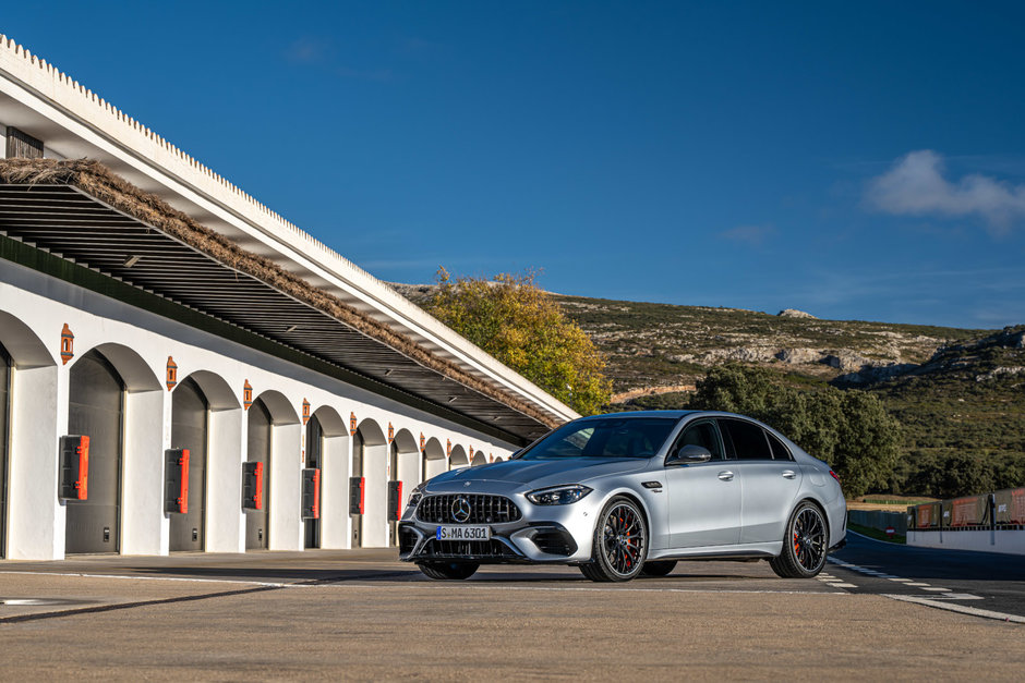 Never Curb Your AMG Wheels Again: A Guide to the Mercedes-Benz 360° Camera