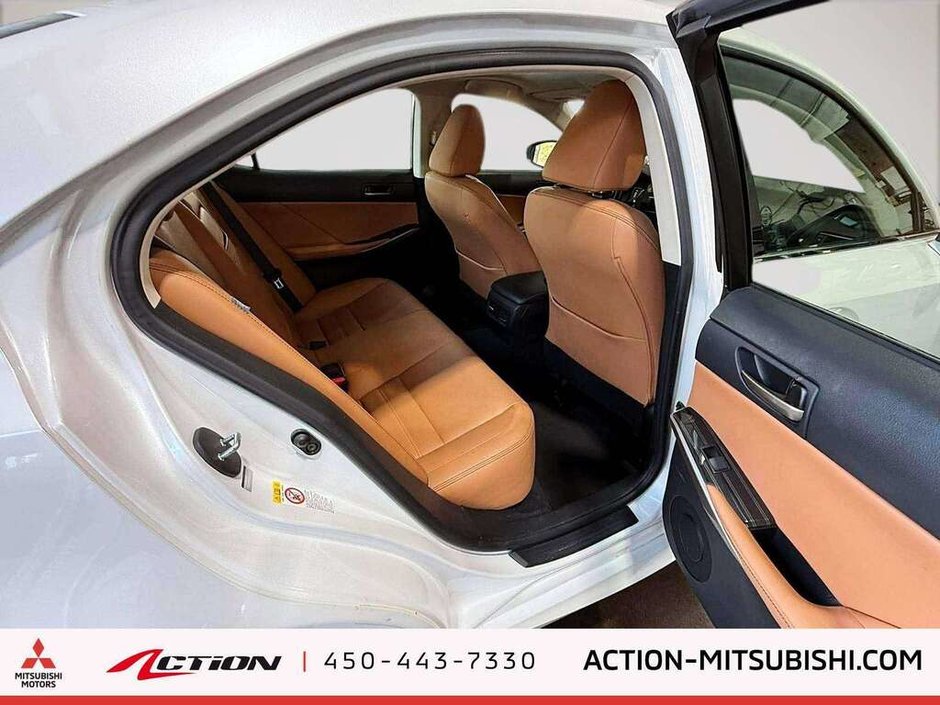 Lexus IS 300 AWD Toit Ouvrant Cuir Mags 2017-13