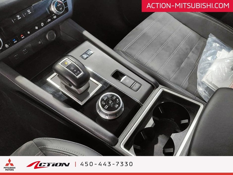 Mitsubishi Outlander PHEV LE S-AWC 7 Passagers Toit Pano Carplay Android 2024-24