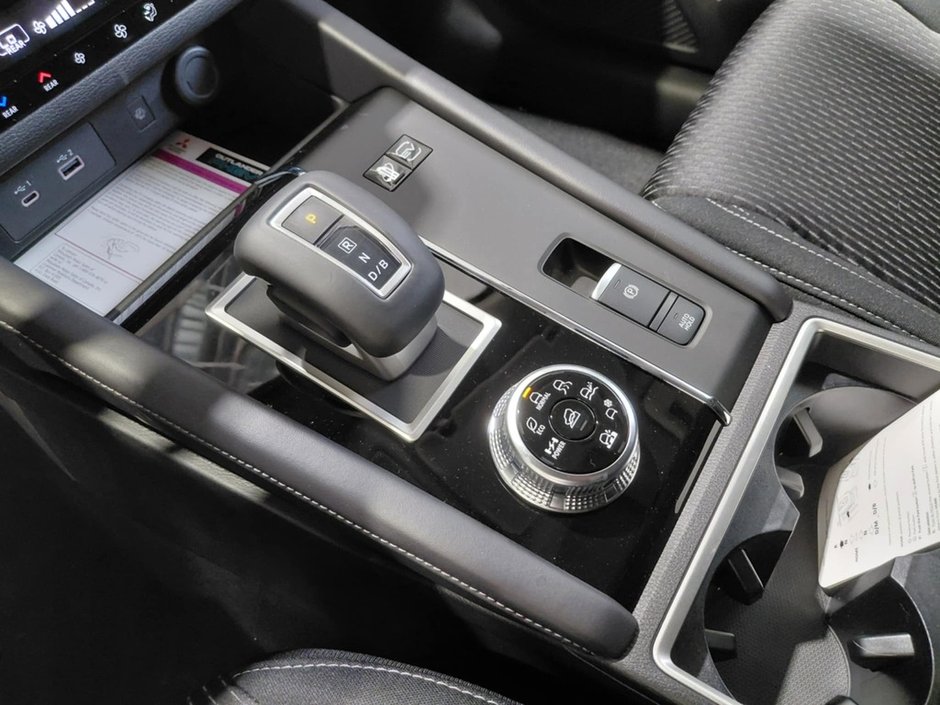2025 Mitsubishi OUTLANDER PHEV SE-31