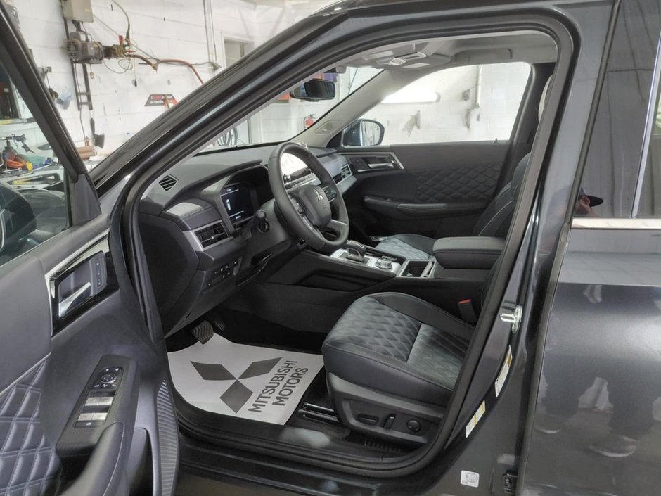 2025 Mitsubishi OUTLANDER PHEV SEL-11