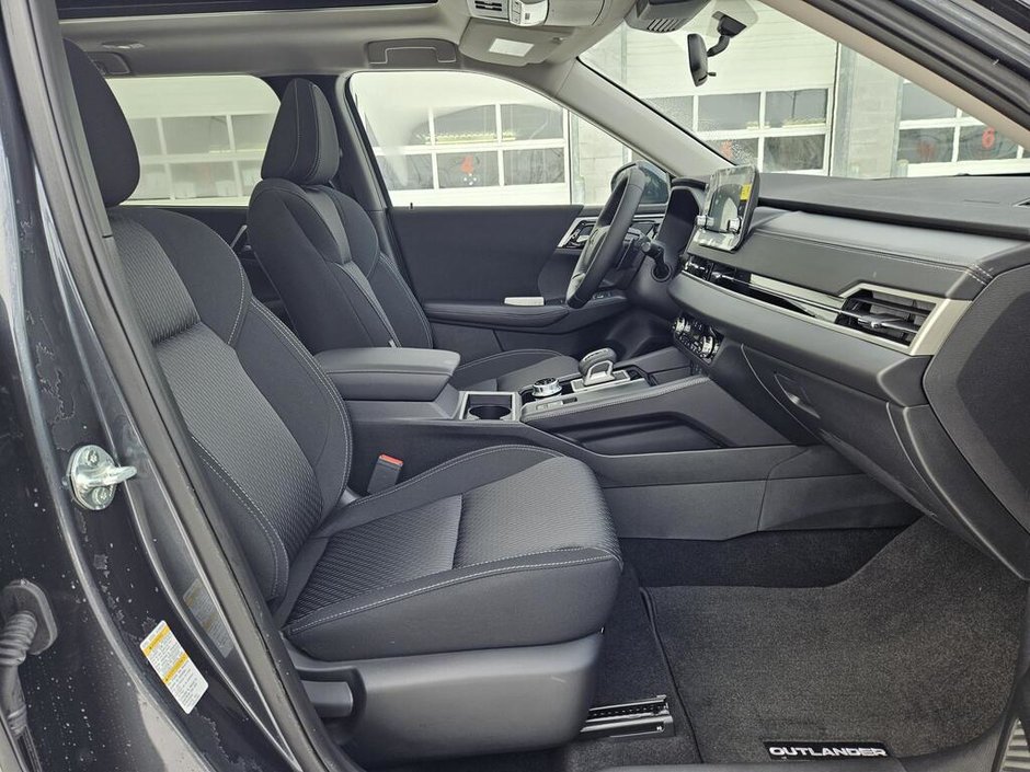 2025 Mitsubishi OUTLANDER PHEV SE-18
