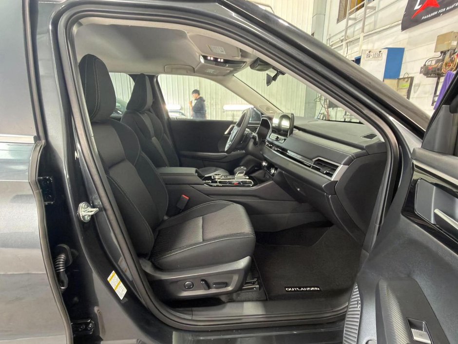 Mitsubishi Outlander Plug-In Hybrid ES 2026-23