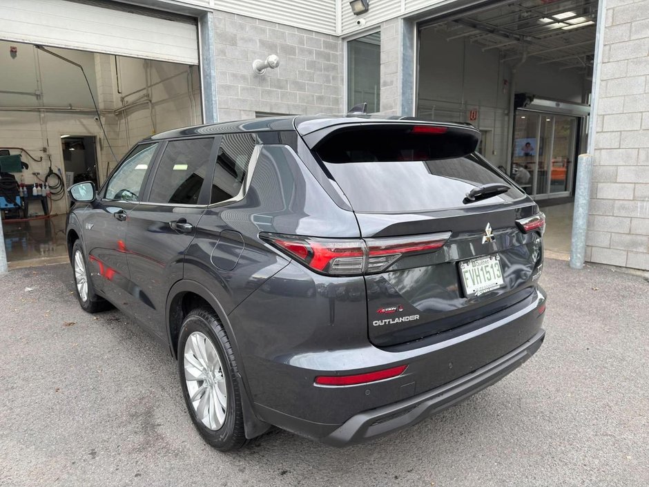 Mitsubishi Outlander Plug-In Hybrid ES 2026-24