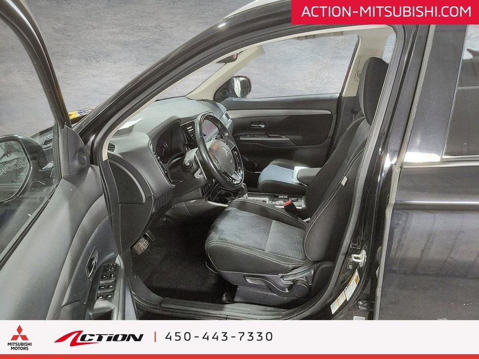 Mitsubishi Outlander AWC SE V6. 7 PASSAGERS. TOIT OUVRANT. 2017-8