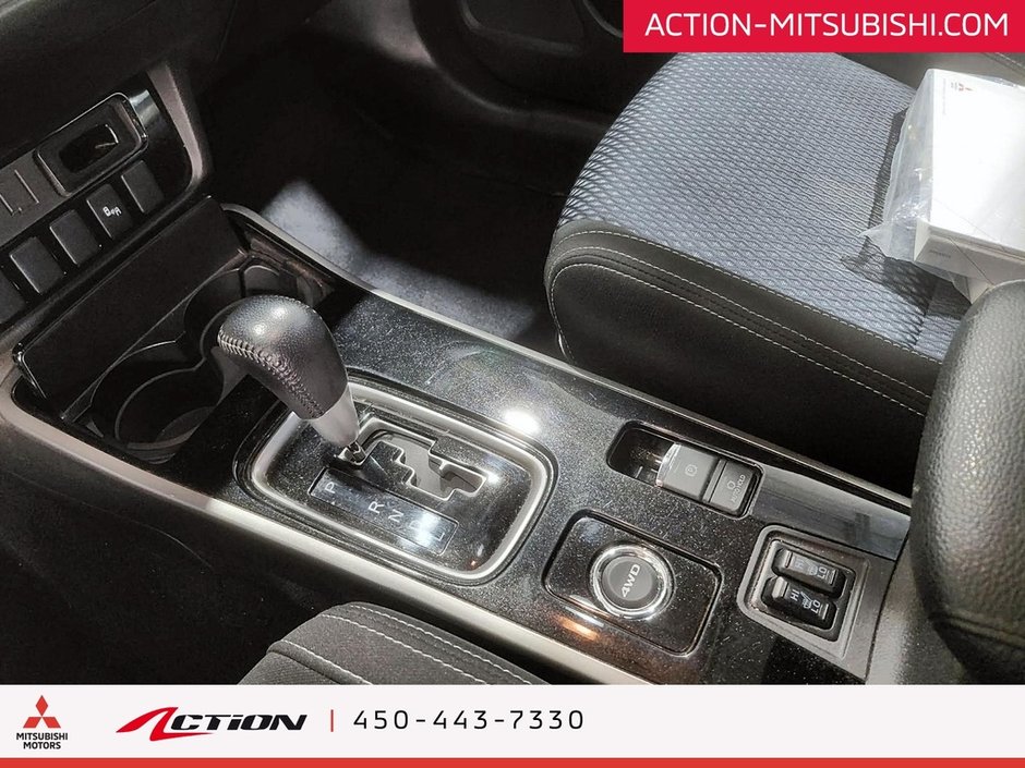 Mitsubishi Outlander AWC SE V6. 7 PASSAGERS. TOIT OUVRANT. 2017-23