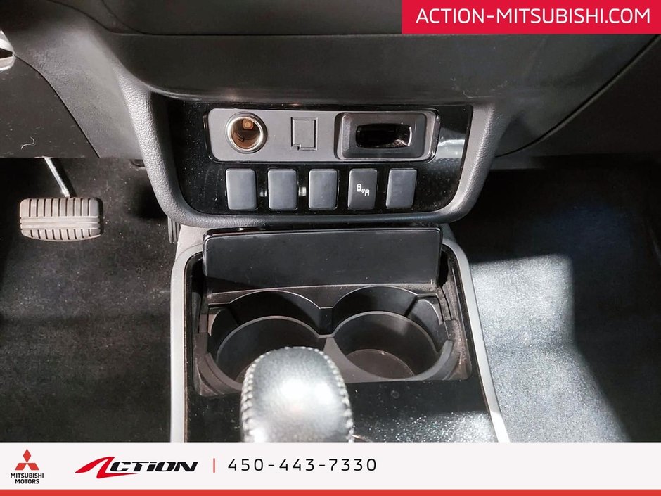 Mitsubishi Outlander AWC SE V6. 7 PASSAGERS. TOIT OUVRANT. 2017-24