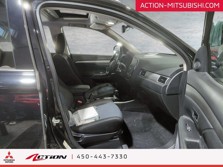 Mitsubishi Outlander AWC SE V6. 7 PASSAGERS. TOIT OUVRANT. 2017-14