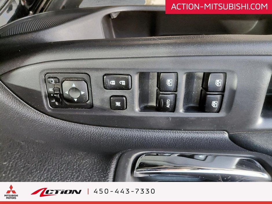 Mitsubishi Outlander AWC SE V6. 7 PASSAGERS. TOIT OUVRANT. 2017-25