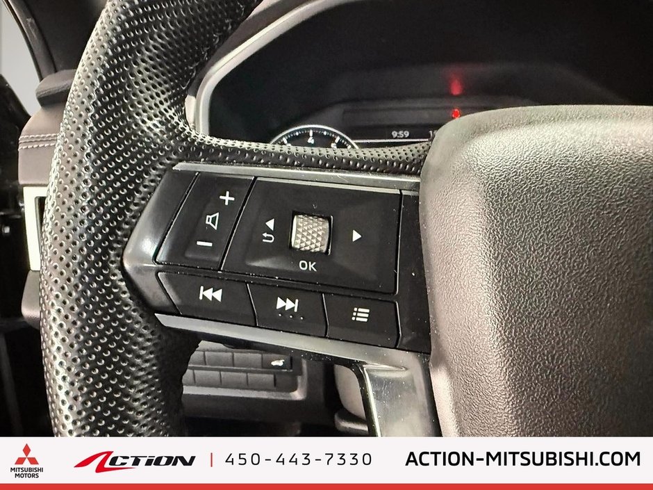 2023 Mitsubishi Outlander NOIR S-AWC Toit Pano Cuir Bancs Chauffants Boss-18