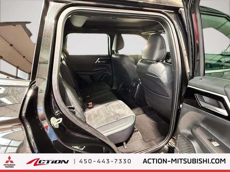 2023 Mitsubishi Outlander NOIR S-AWC Toit Pano Cuir Bancs Chauffants Boss-14