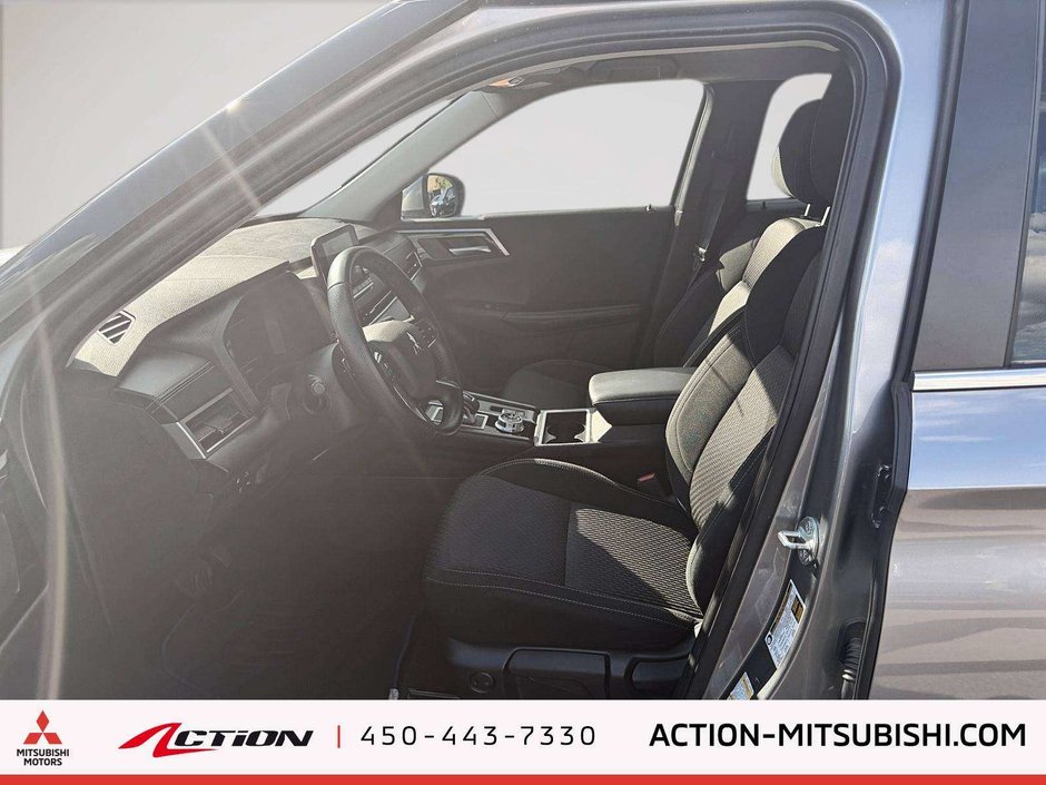 2023 Mitsubishi Outlander ES-9