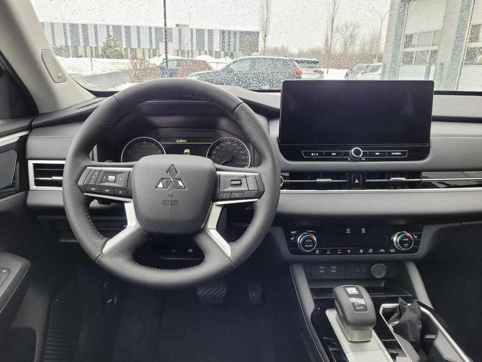 2026 Mitsubishi Outlander SE S-AWC-16