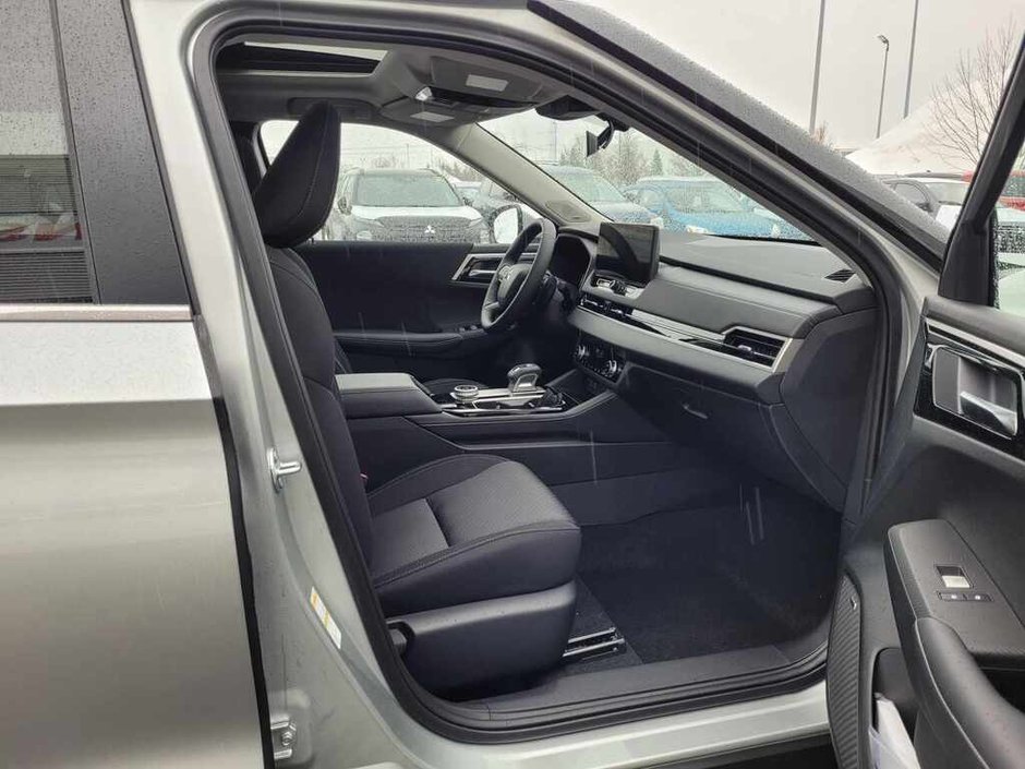 2026 Mitsubishi Outlander SE S-AWC-13