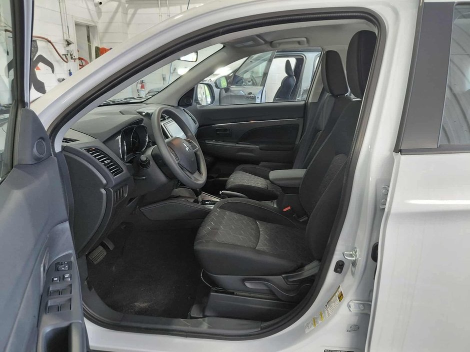 2025 Mitsubishi RVR ES FWD-18