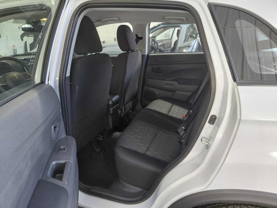 2025 Mitsubishi RVR ES FWD-17