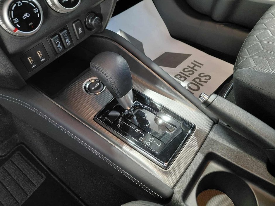 2026 Mitsubishi RVR SE AWC-9