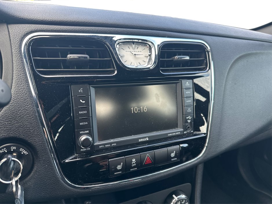 2011 Chrysler 200 Limited-19