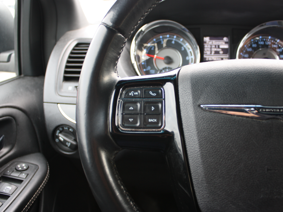 2016 Chrysler Town & Country S-16