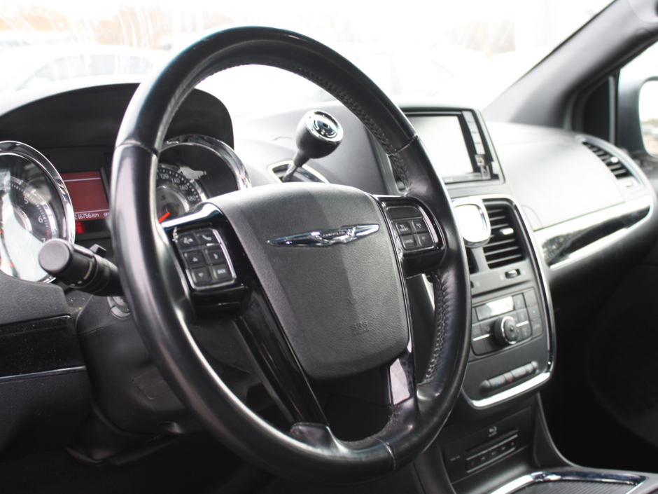 2016 Chrysler Town & Country S-9