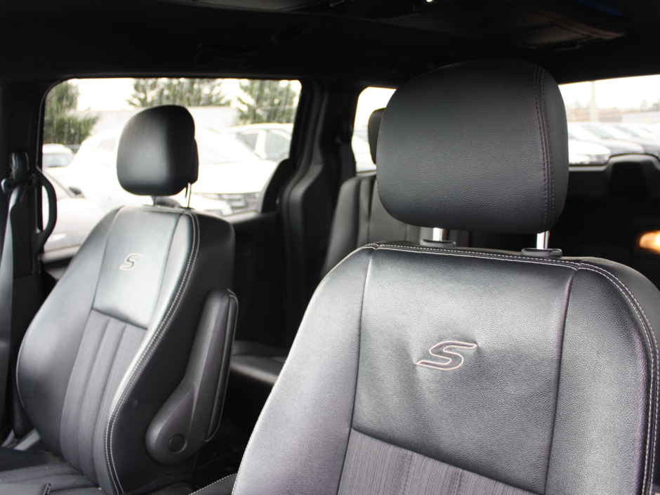 2016 Chrysler Town & Country S-8