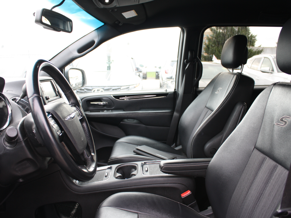 2016 Chrysler Town & Country S-10