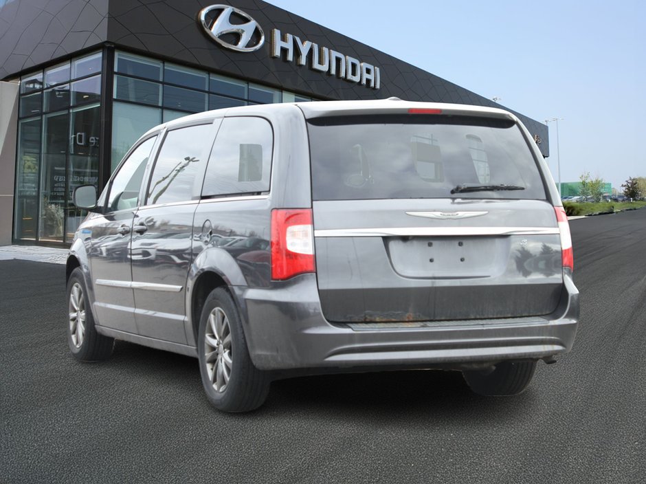 2016 Chrysler Town & Country S-5