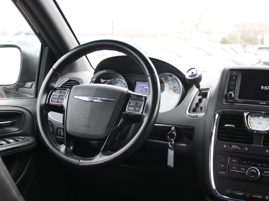 2016 Chrysler Town & Country S-18