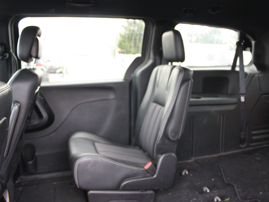 2016 Chrysler Town & Country S-17