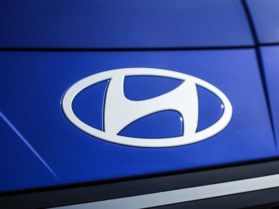 2026 Hyundai Elantra Hybrid Luxury Two-Tone Interior-7