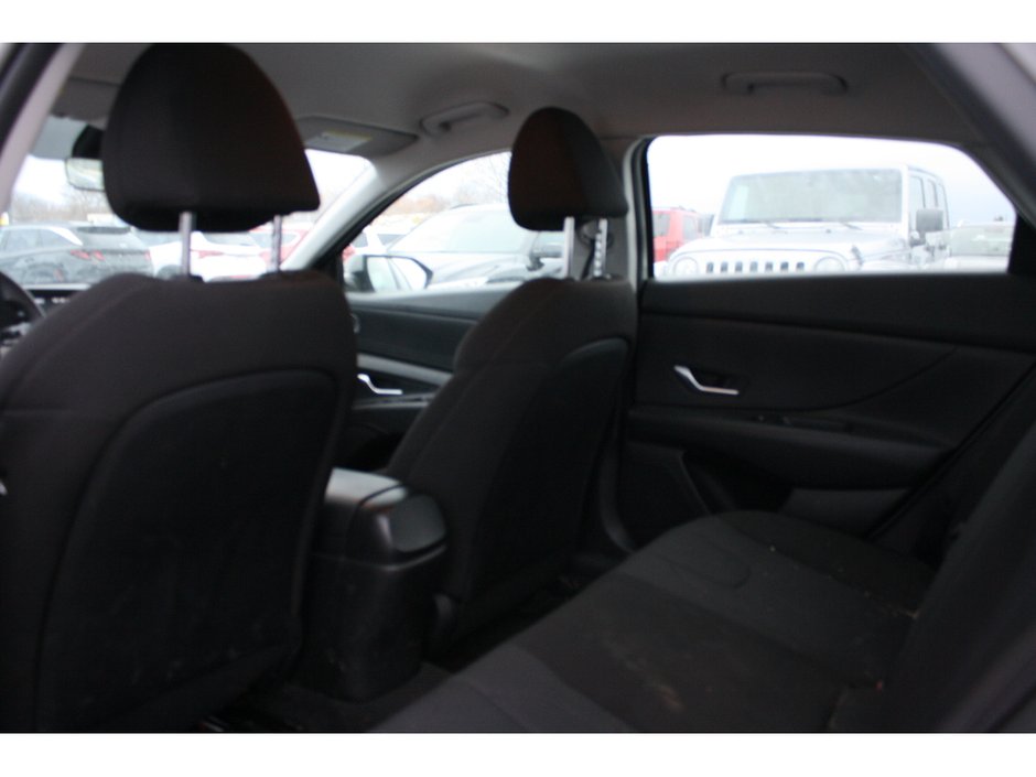 2022 Hyundai Elantra Essential-17