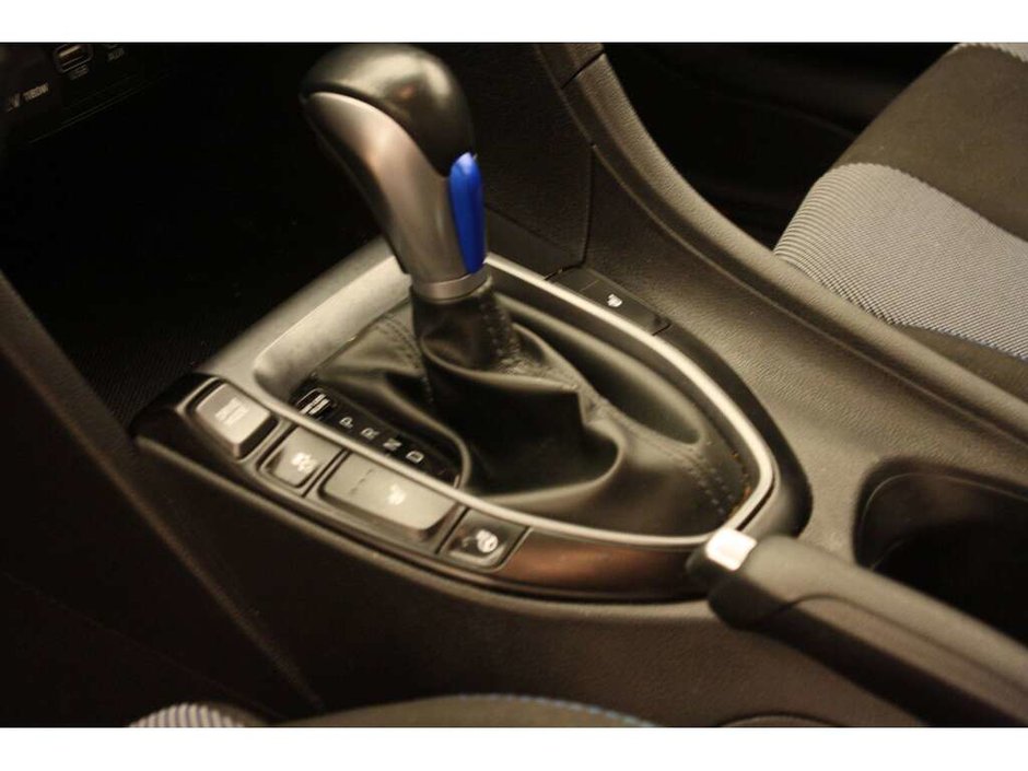 2020 Hyundai Veloster Preferred-12