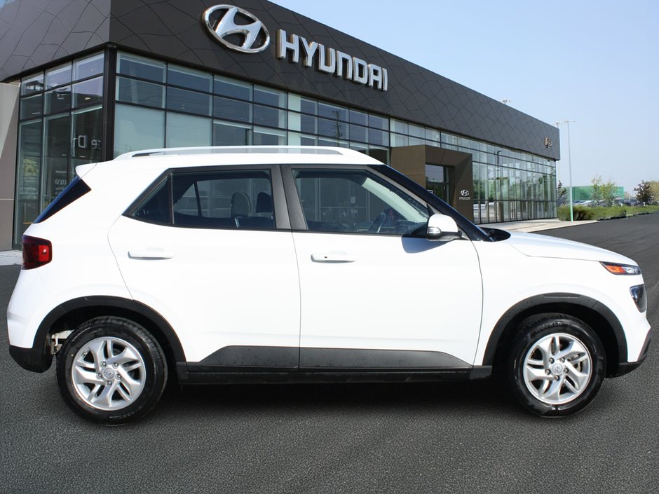2022 Hyundai Venue Preferred-3