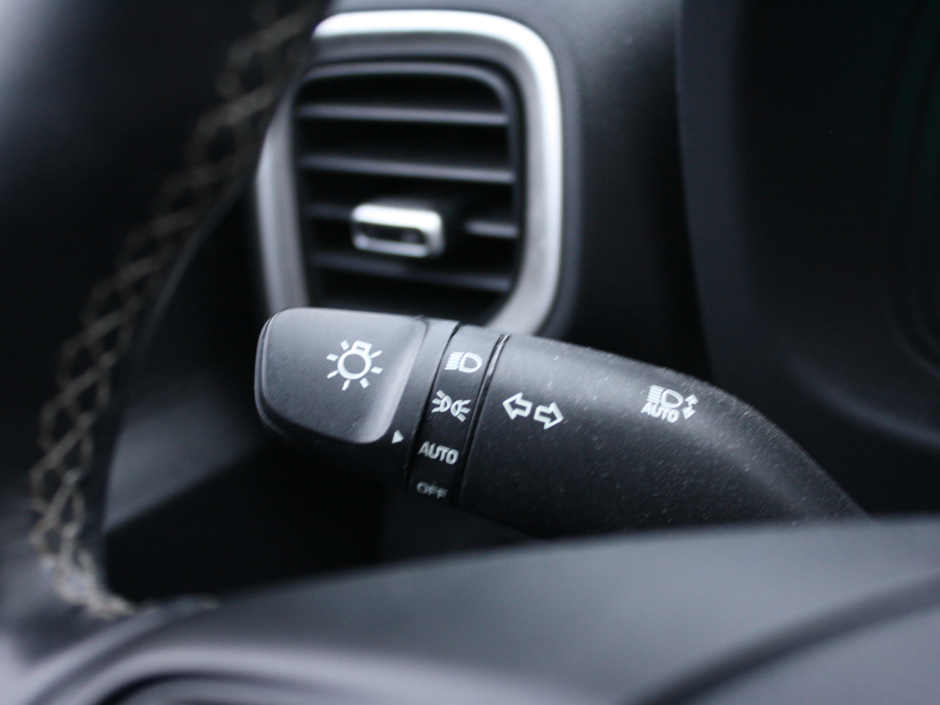 2023 Hyundai Venue Preferred-18