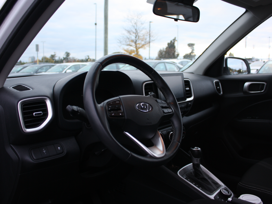 2023 Hyundai Venue Preferred-12