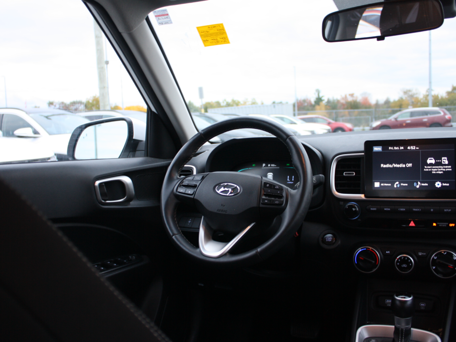 2023 Hyundai Venue Preferred-25
