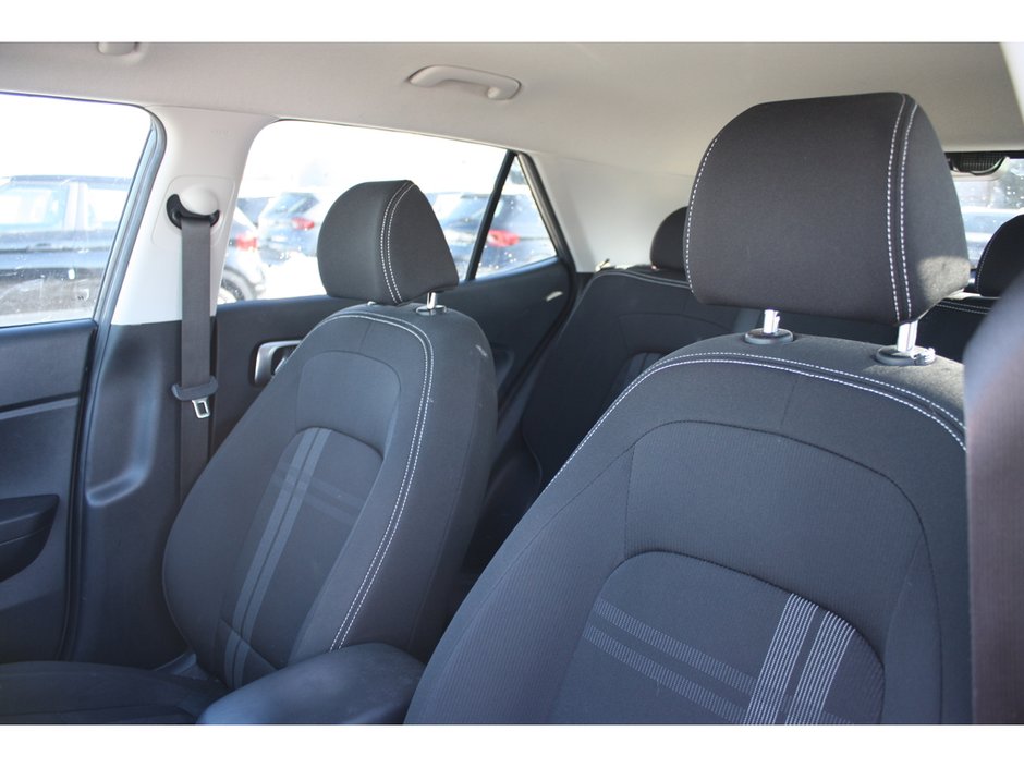 2023 Hyundai Venue Preferred-9