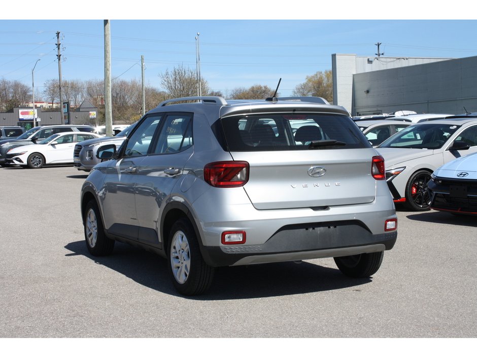 2023 Hyundai Venue Preferred-5
