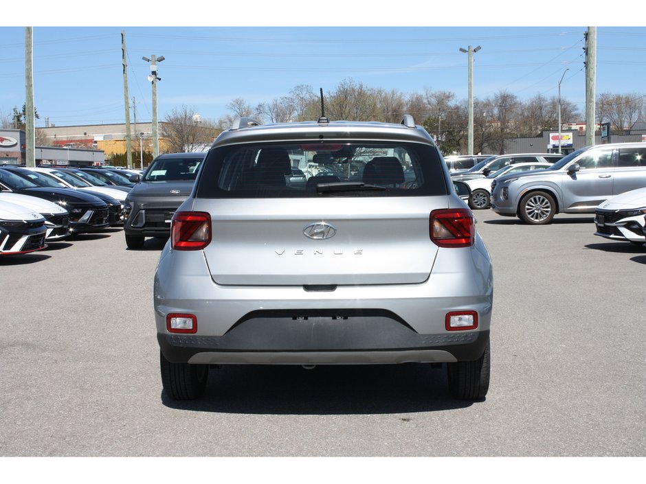 2023 Hyundai Venue Preferred-4