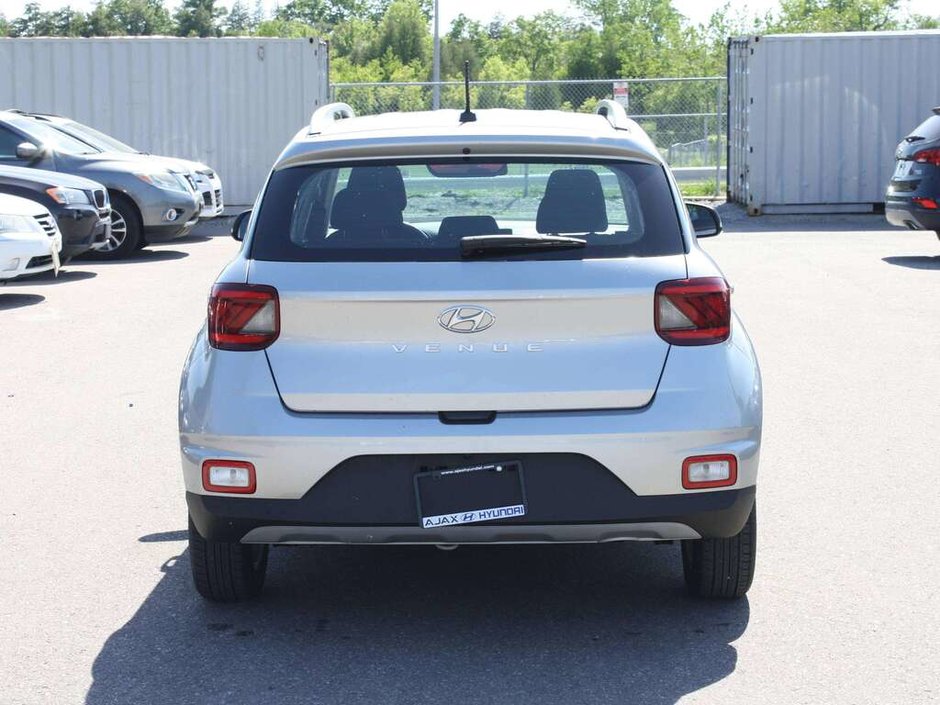 2023 Hyundai Venue Preferred-4