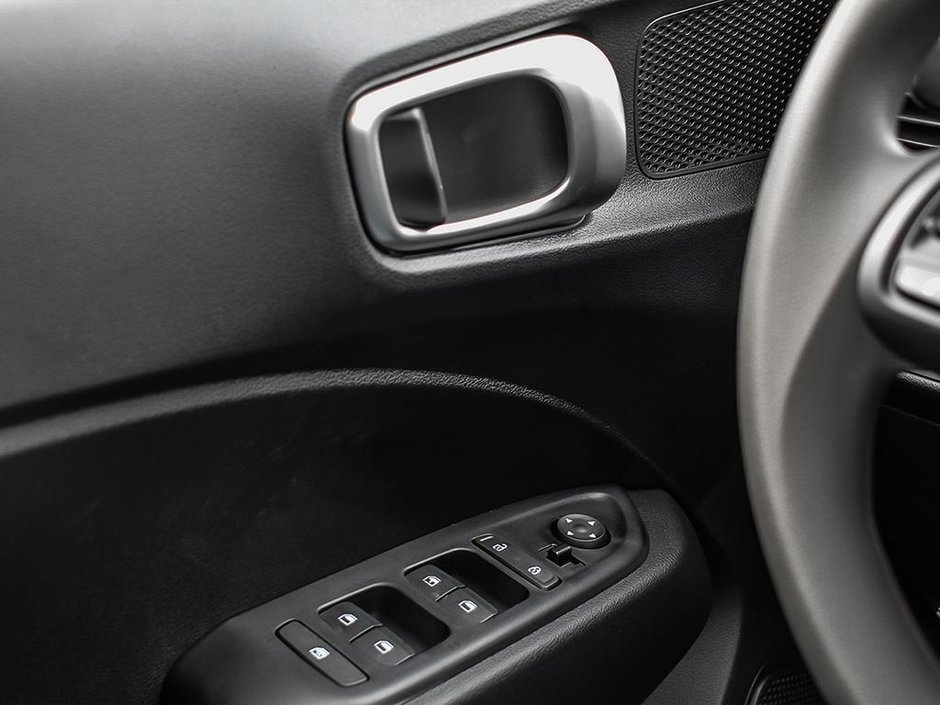 2025 Hyundai Venue Essential-15
