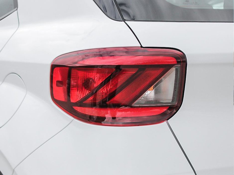 2025 Hyundai Venue Essential-10