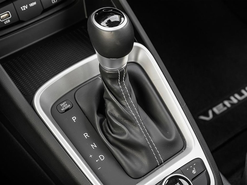 2025 Hyundai Venue Essential-16