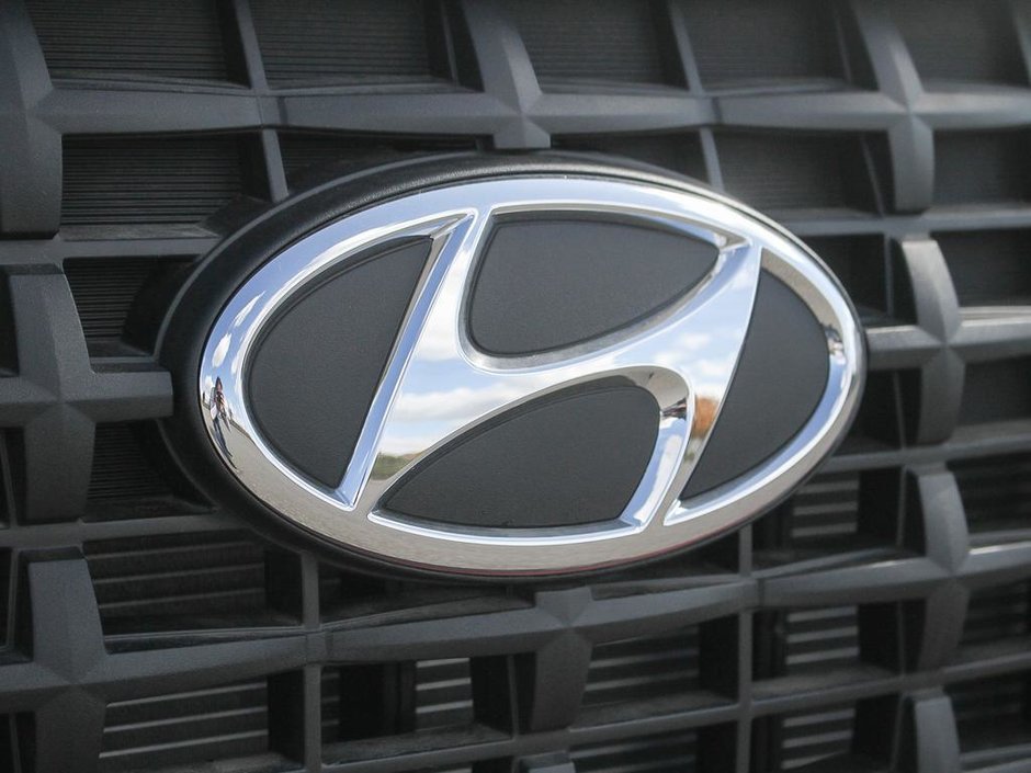 2025 Hyundai Venue Essential Two-tone-8