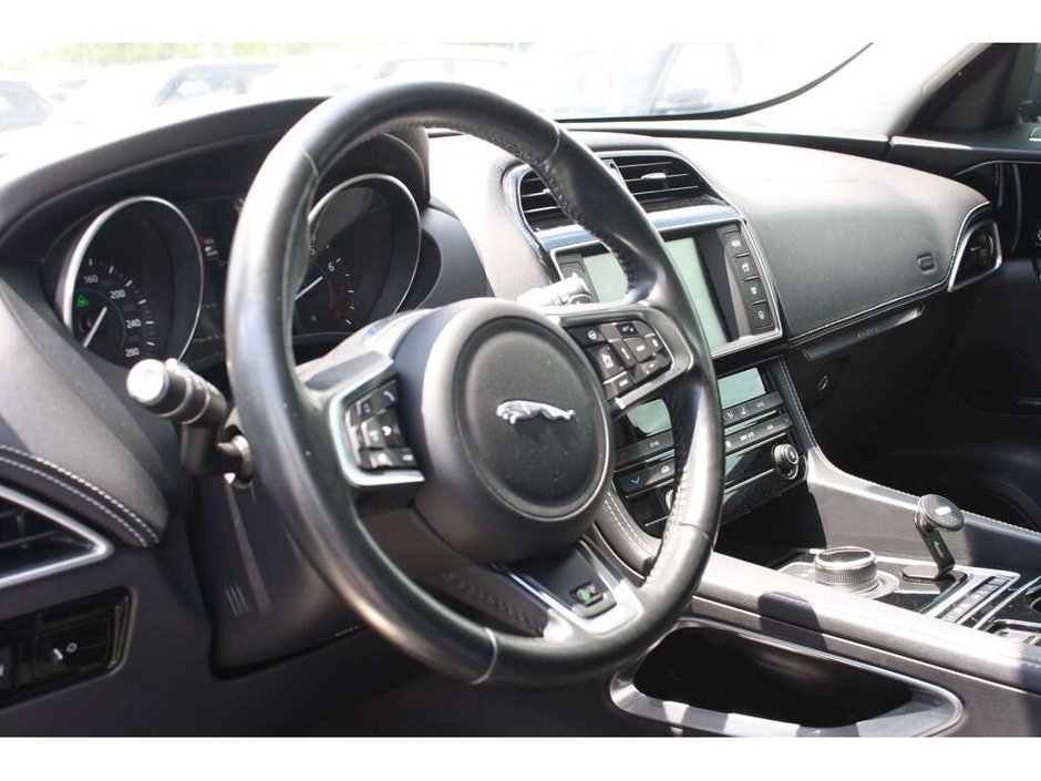 2017 Jaguar F-PACE 35t R-Sport-12