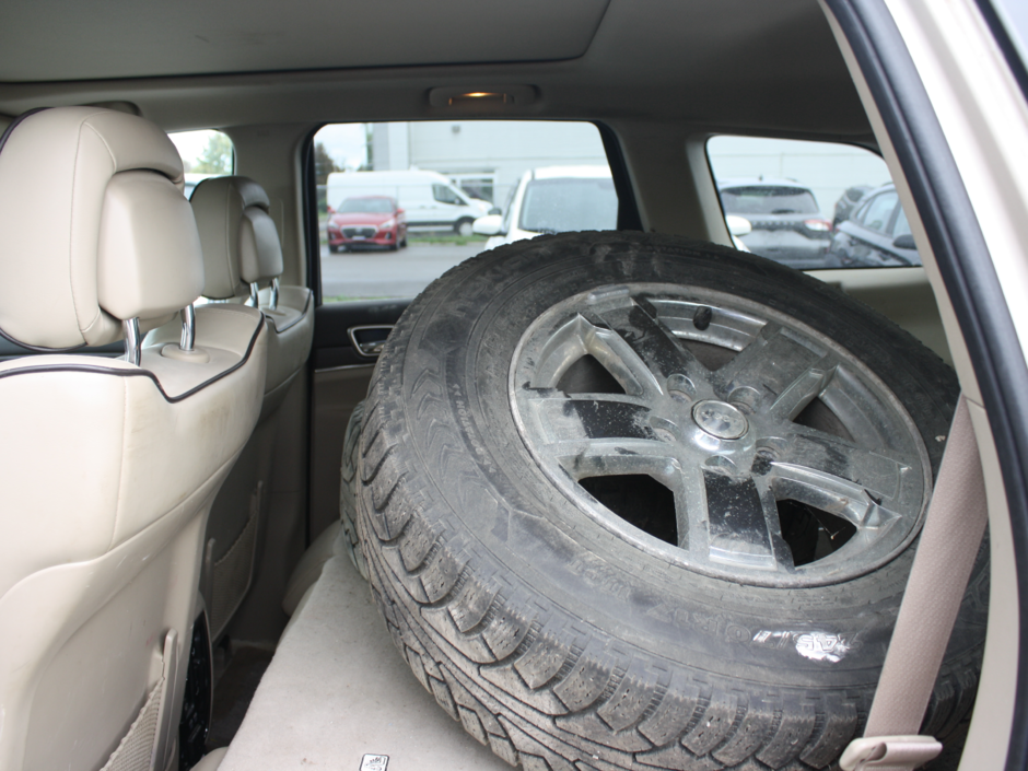 2015 Jeep Grand Cherokee Overland-23